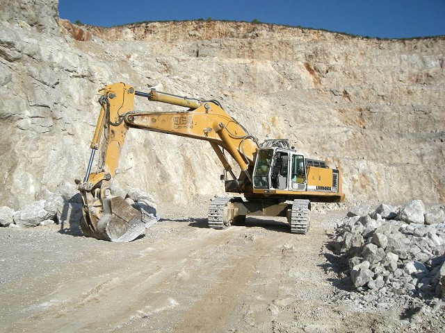 Retroexcavadora para la carga de dumpers